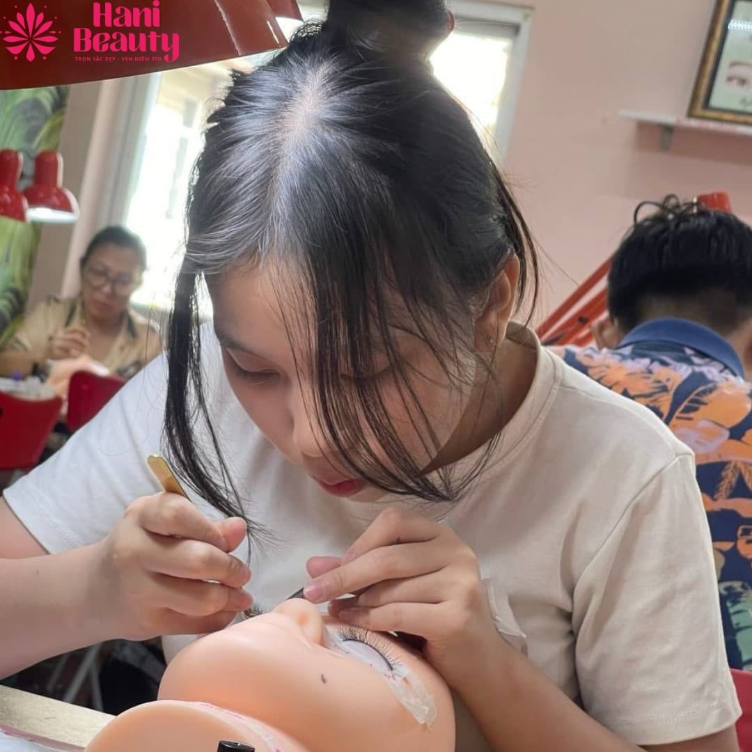 Cách Nối Mi Nhanh Và Đẹp: Xu Hướng Làm Đẹp Hiện Đại 8 cach noi mi nhanh va dep Ms Hani 1
