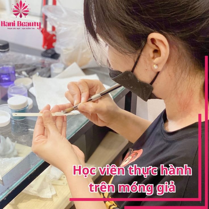 Thuận Tay Trái Có Học Nail Được Không? Chia Sẻ Kinh Nghiệm Thực Tế 7 Thuan tay trai co hoc nail duoc khong Ms Hani 1