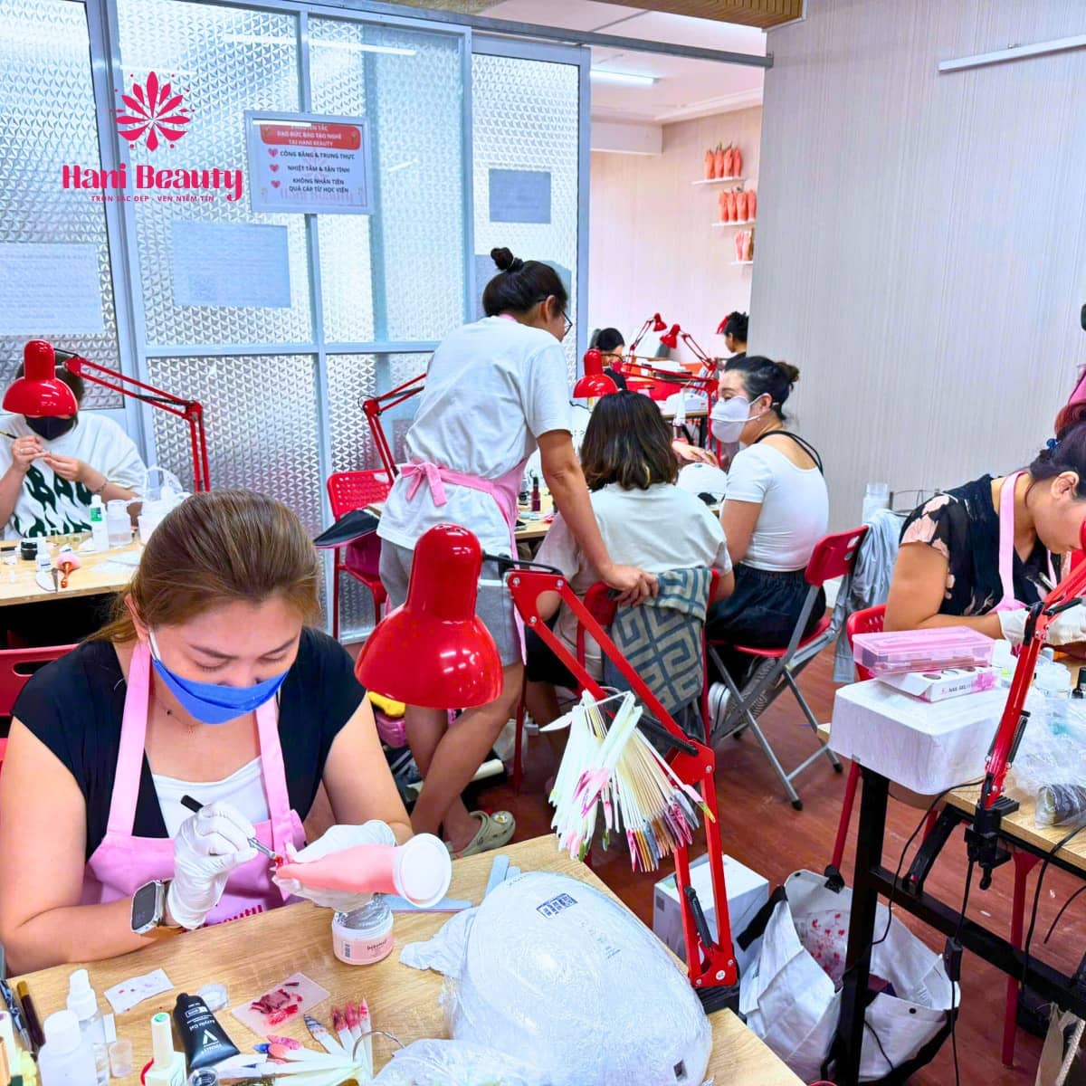 Khóa học nail uy tín chuyên nghiệp 2025 – Giá ưu đãi, hỗ trợ mở tiệm