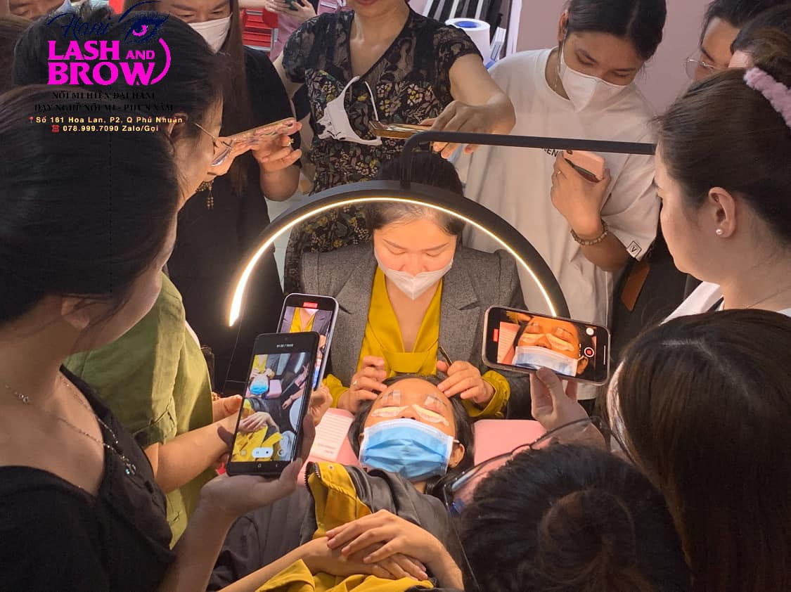 Phương pháp giảng dạy học nối mi Hani giúp học viên tiếp cận nhanh lý thuyết và thực hành.