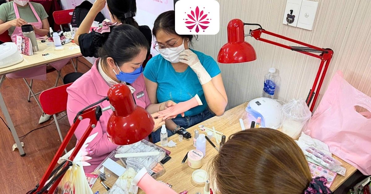 Học Nail 1 kèm 1 là cách đào tạo trực tiếp và chi tiết