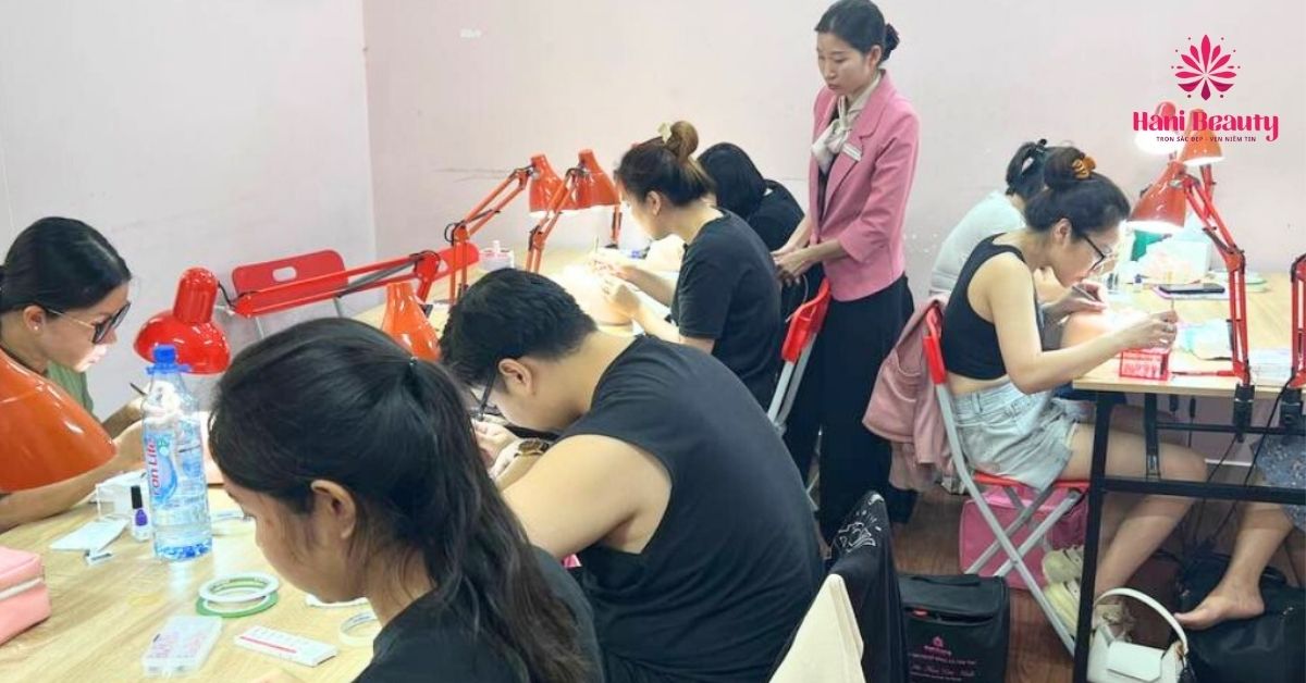 Khóa Học Nối Mi Uy Tín Ca Sáng Ra Nghề Chỉ Từ 7 Đến 10 Ngày 15 Giảng viên đào tạo làm đẹp tại trung tâm đều là người có kinh nghiệm, kiến thức, trải nghiệm