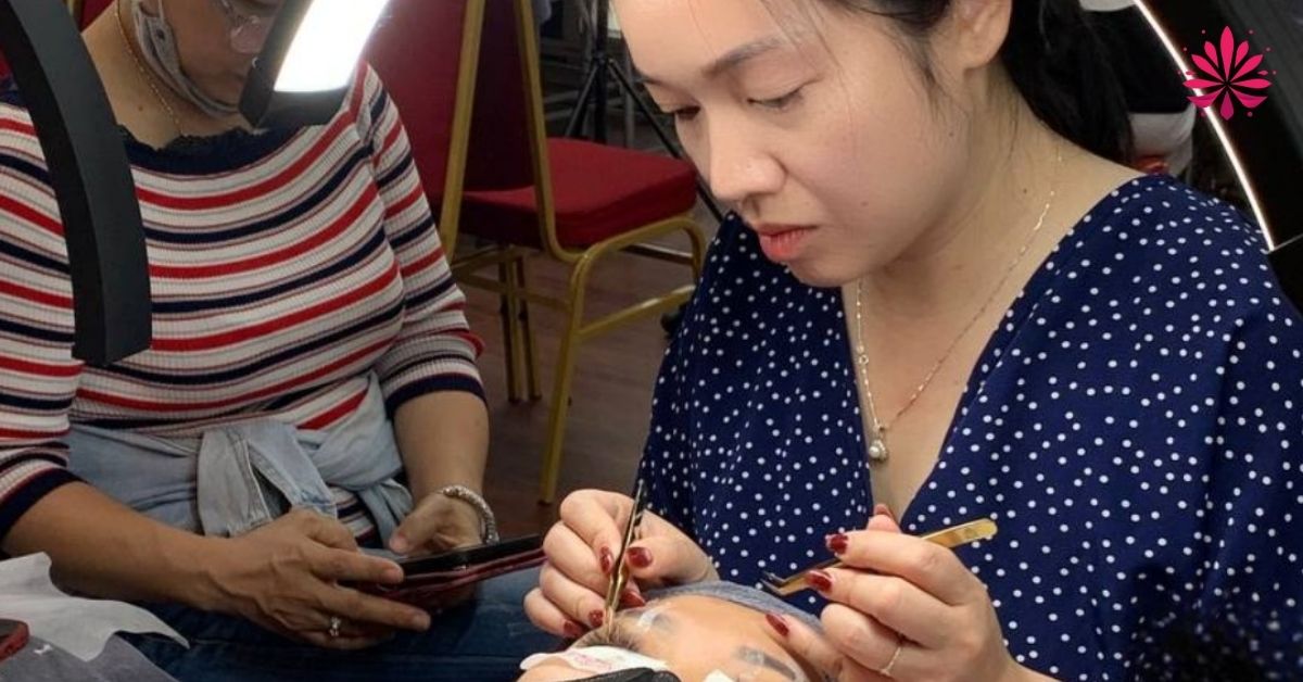 Khóa Học Nối Mi Uy Tín Chi Phí Bao Nhiêu? Chỉ 7 Triệu Bao Ra Nghề 10 Khóa học nối mi uy tín chi phí bao nhiêu? Chỉ với 7 triệu đồng bạn đã có thể tham gia ngay