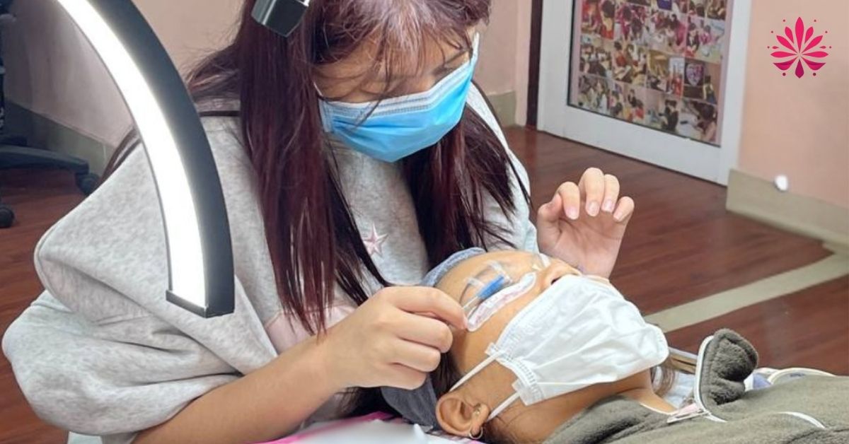 Khóa Học Nối Mi Uy Tín Chi Phí Bao Nhiêu? Chỉ 7 Triệu Bao Ra Nghề 11 Hani Academy được xem là địa chỉ học nối mi tốt anh chị em chớ nên bỏ qua