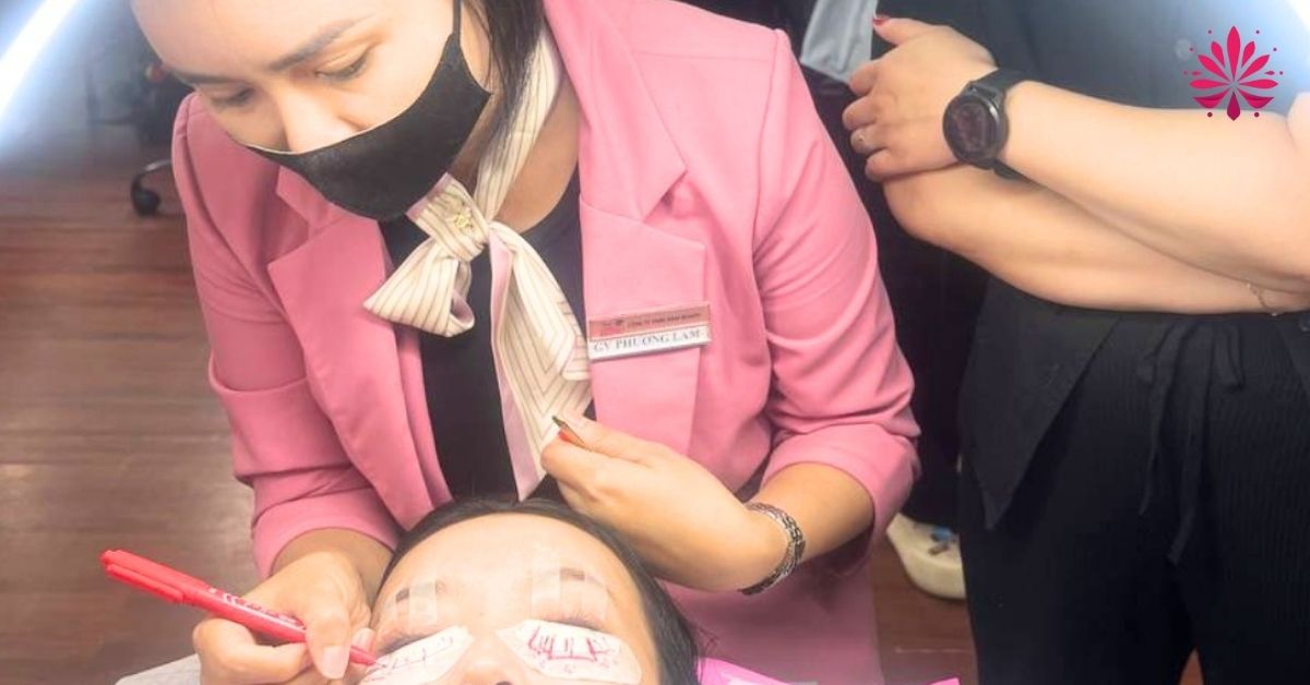 Khóa Học Nối Mi Uy Tín Chi Phí Bao Nhiêu? Chỉ 7 Triệu Bao Ra Nghề 13 Đội ngũ giảng viên tại trung tâm đều là những người có kiến thức, kinh nghiệm