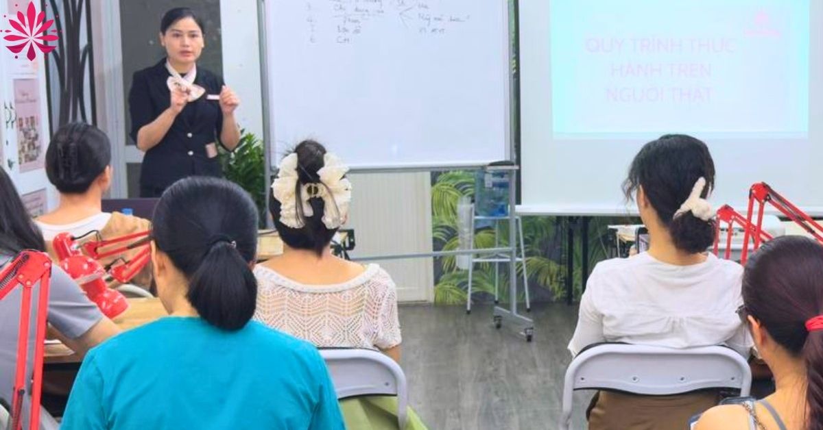 Học viên thực hành trực tiếp cùng với giảng viên