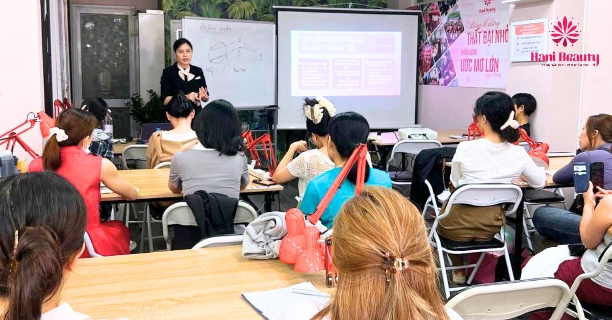 Khóa Học Phun Xăm Chuyên Nghiệp Cho Người Mới Ra Nghề Từ 10 Ngày 12 Học viên đến tham quan trung tâm trước khi đăng ký đào tạo