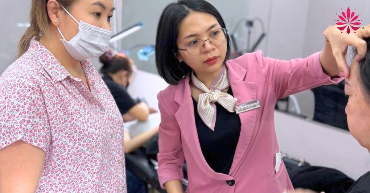Khóa Học Phun Xăm Chuyên Nghiệp Học Nhóm Chỉ Từ 5 Người 10 Học viên phun xăm được giảng viên kèm kỹ từng bước