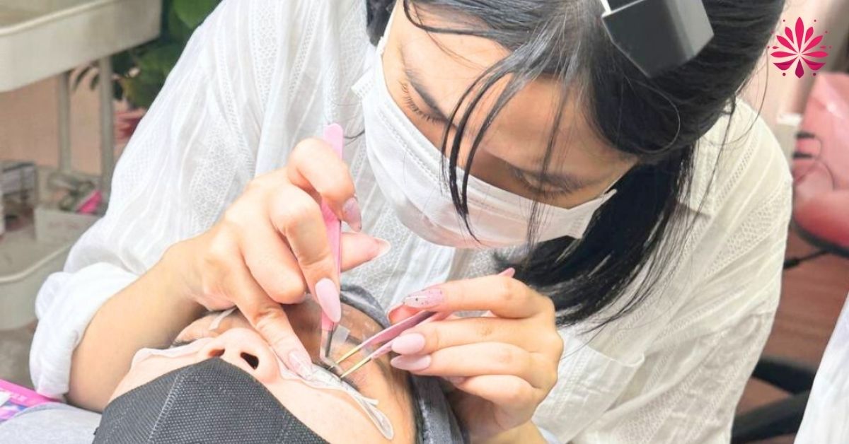 Lộ Trình Nghề Nối Mi 6 Tuần Bao Ra Nghề Vững Vàng, Xem Ngay! 11 Học nghề Mi còn được trang bị thêm kỹ năng mềm, tư vấn khách hàng hiệu quả