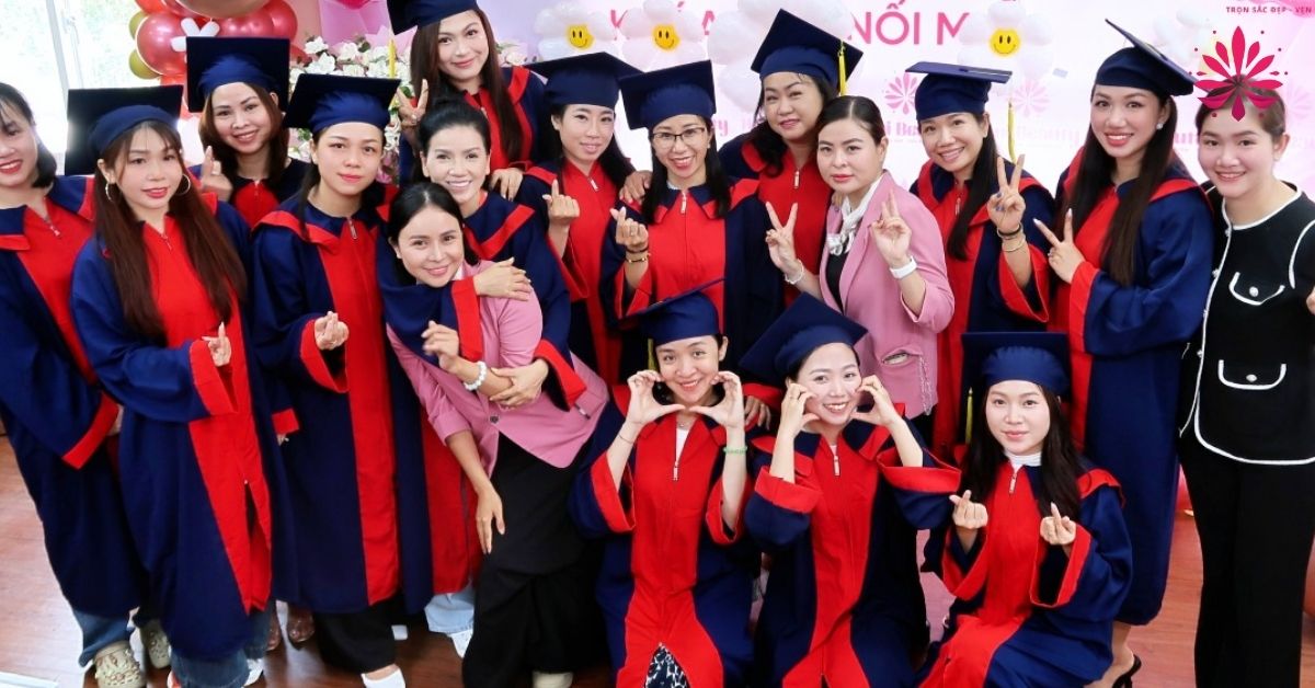 Dạy Phun Xăm Thẩm Mỹ Cho Người Mới Hoàn Lại 5% Học Phí 15 Học viên nhận chứng chỉ nghề sau khi đã hoàn thành khóa đào tạo