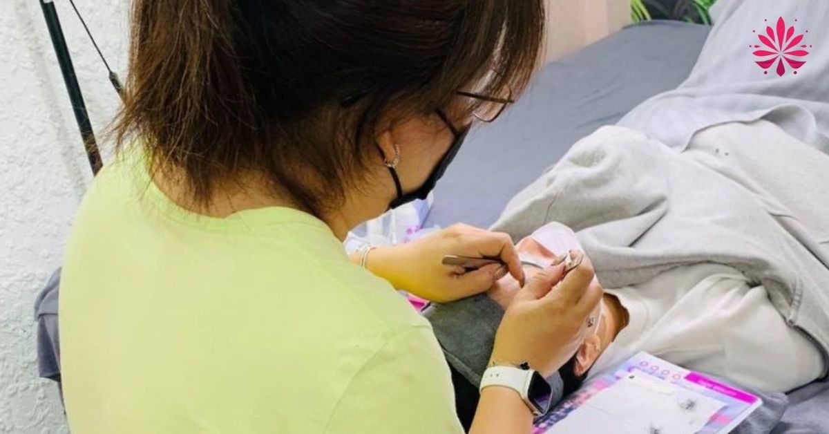 Học Nối Mi Cấp Tốc Ca Sáng Chỉ Với 5 Ngày Vẫn Có Thể Ra Nghề 12 Giảng viên luôn kèm sát mỗi cá nhân để đảm bảo sự chính xác