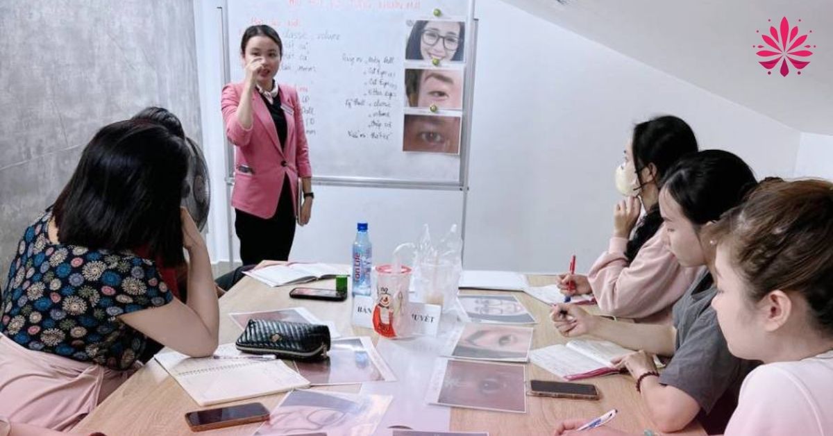 Lý thuyết học nối mi thường được giảng viên chia sẻ từ 60 đến 75 phút