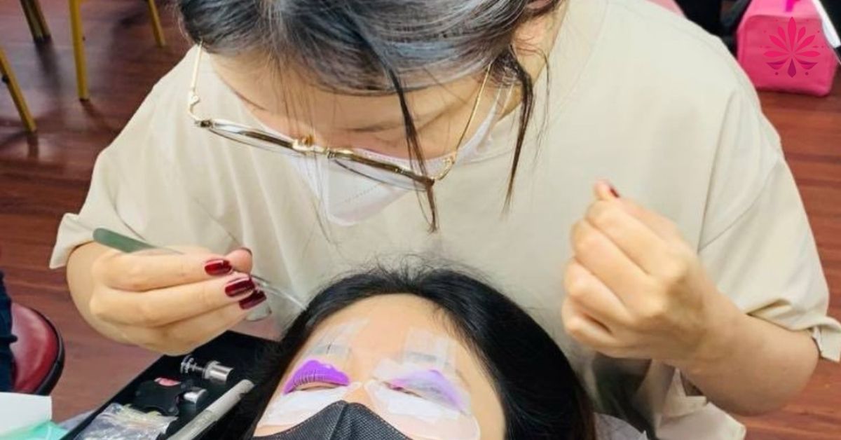 Lớp nối mi chuyên nghiệp chỉ còn trống 2 chỗ