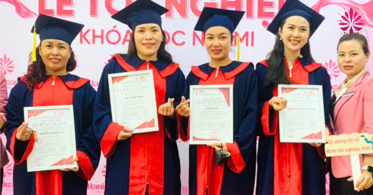 Học viên nhận chứng chỉ nghề sau khi tốt nghiệp