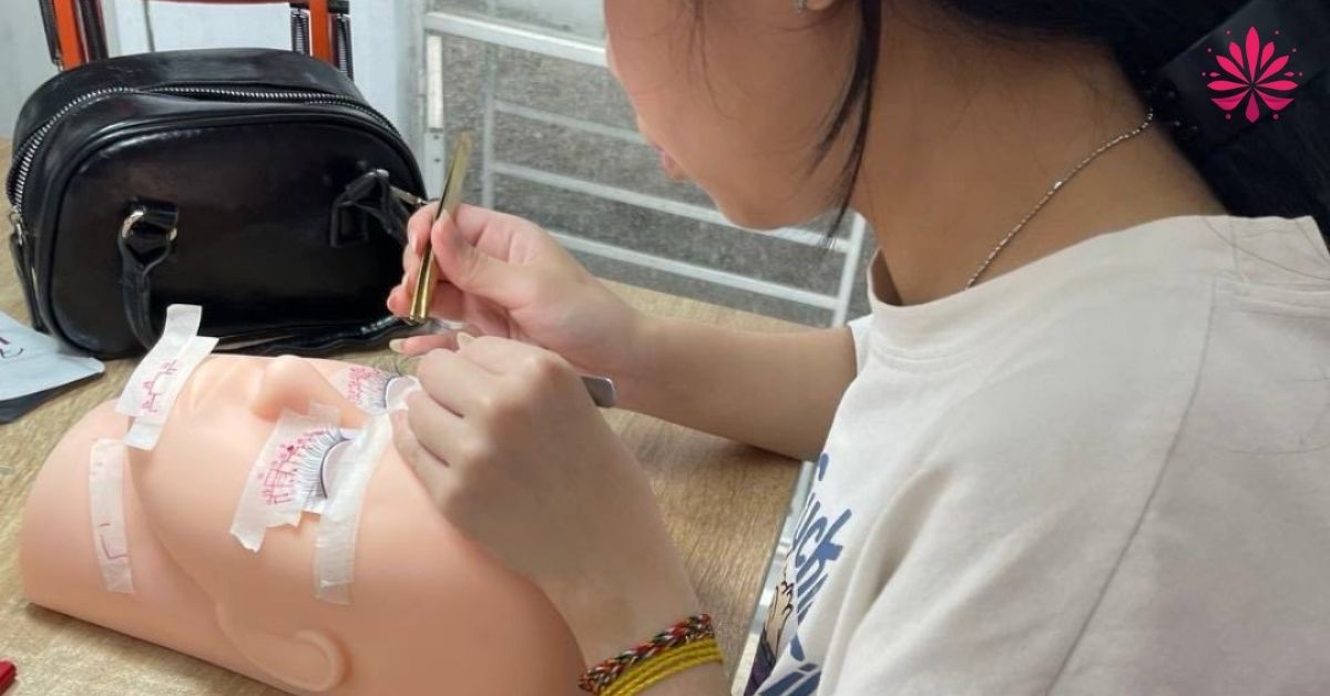 Học Nối Mi Cấp Tốc Nâng Cao Quốc Tế Khai Giảng Lớp Mới 20/11 11 Lớp khai giảng sắp tới chỉ còn trống 3 chỗ