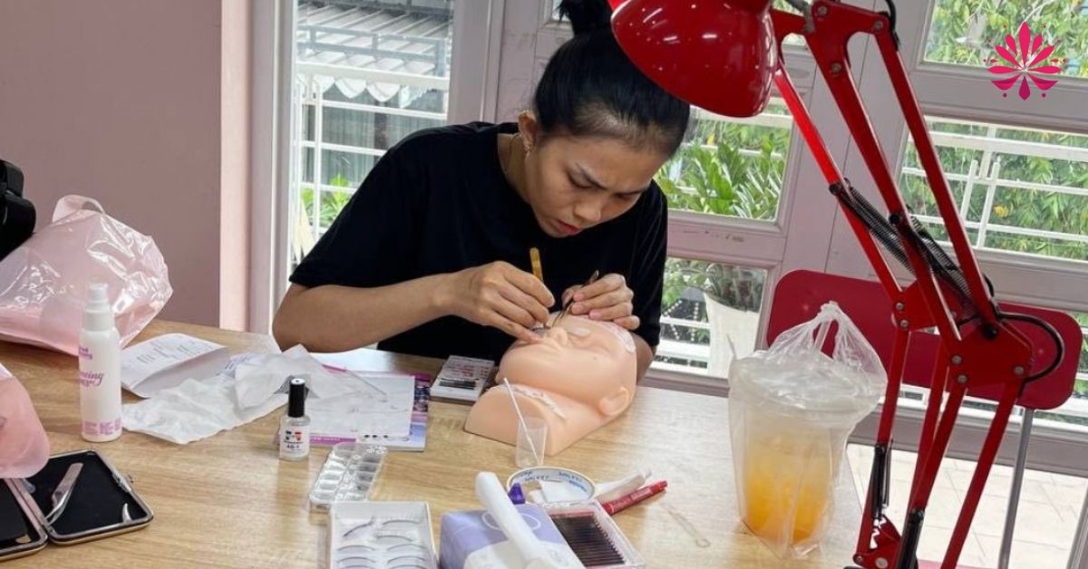 Học Nối Mi Cấp Tốc Nâng Cao Quốc Tế Khai Giảng Lớp Mới 20/11 13 Học nối mi cấp tốc nâng cao quốc tế được tặng ngay bộ đồ nghề