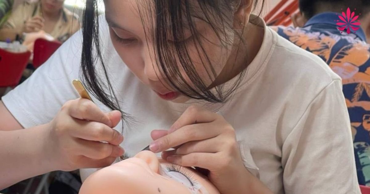 Học Nối Mi Cấp Tốc Nâng Cao Quốc Tế Khai Giảng Lớp Mới 20/11 14 Học nghề Mi tại trung tâm chỉ có giá 7 triệu đồng