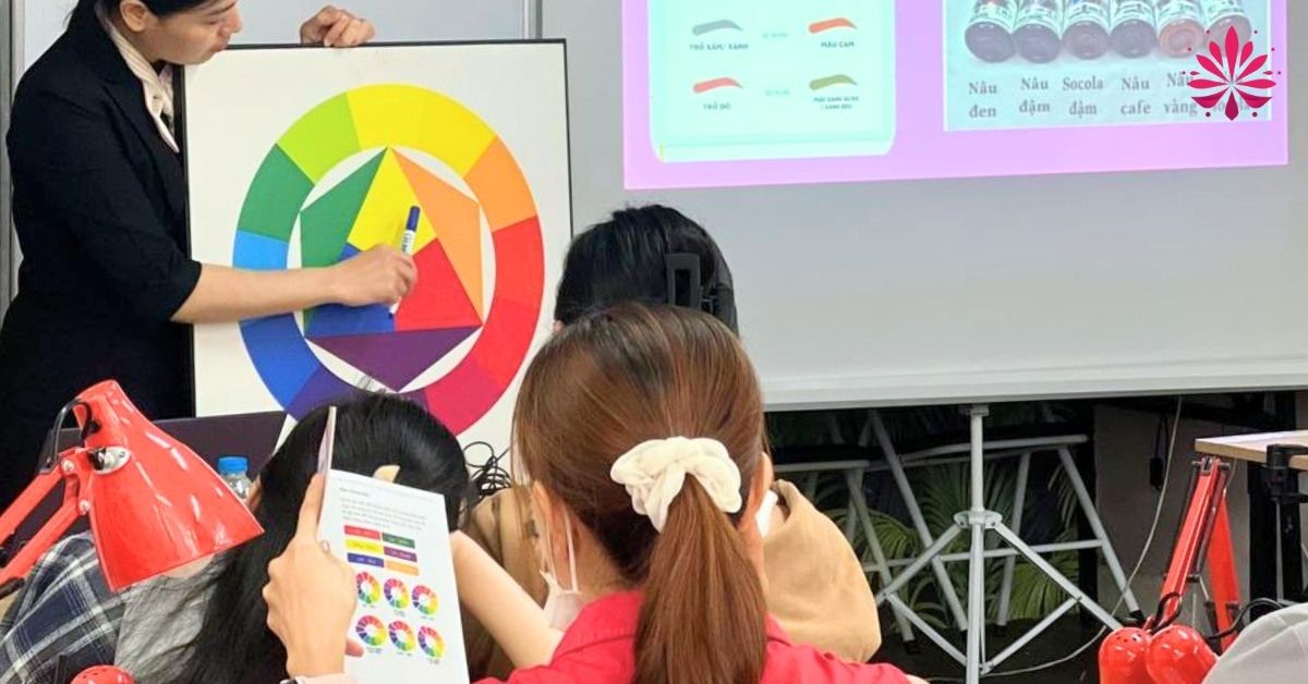 Học phun môi cho người mới anh chị em nên kiên trì, chăm chỉ