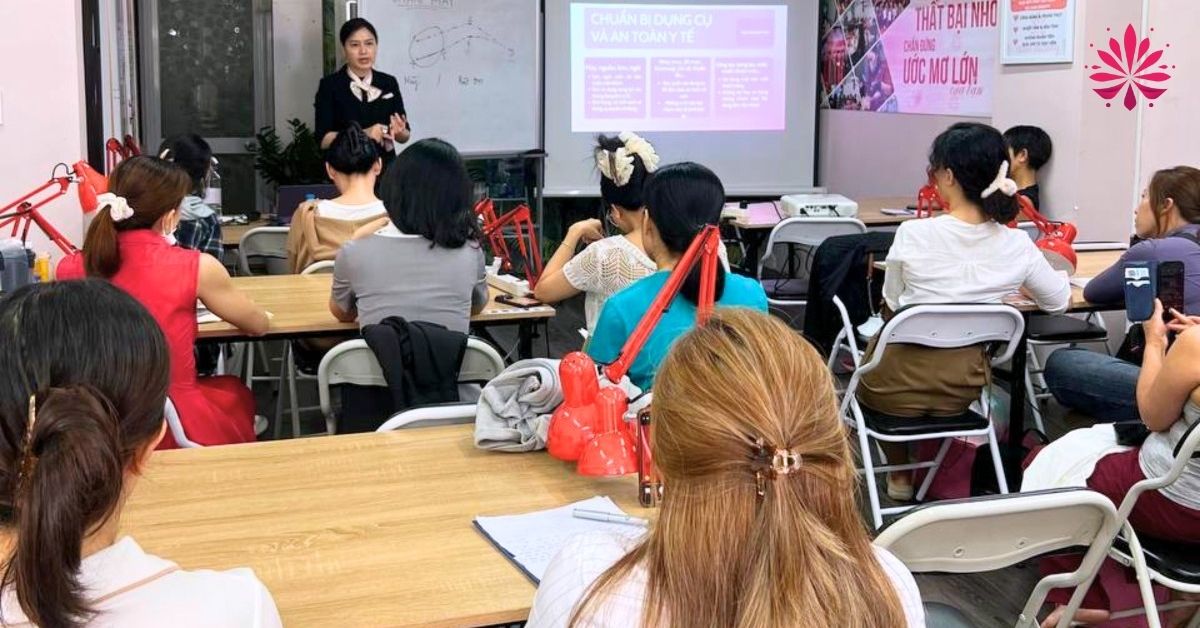 Bất cứ ai học phun môi đều được đào tạo với lộ trình bài bản