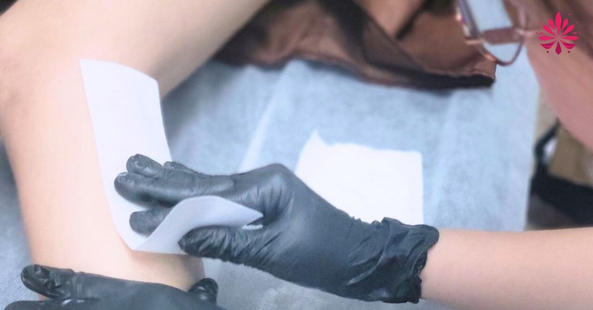 Khóa Học Waxing Chuyên Nghiệp Cho Người Mới Bắt Đầu Tham Gia Ngay 14 Thực hành trên khách thật giúp học viên áp dụng kỹ thuật Waxing chuyên nghiệp