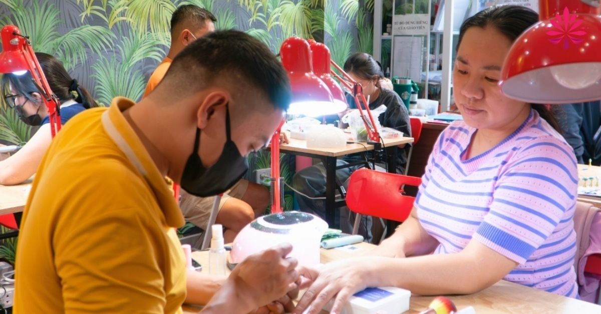 Khóa học nail chuyên nghiệp