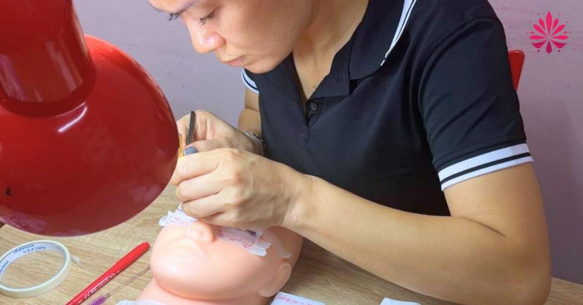 Ai cũng có thể học nghề nối mi ca tối